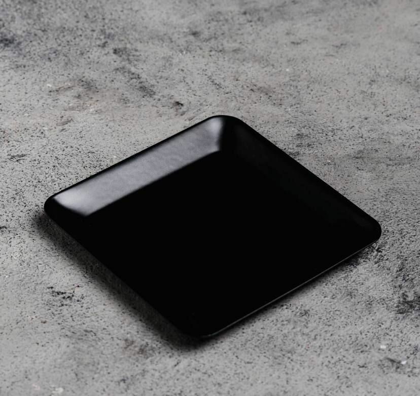 Подсвечник "Квадратная тарелка" от бренда "PRESENT61" в черном цвете — фото 1