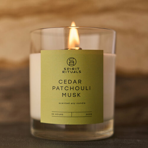 Соевая свеча c ароматическими маслами кедра, пачули, мускуса c камнем и деревянным фитилем 200 мл
