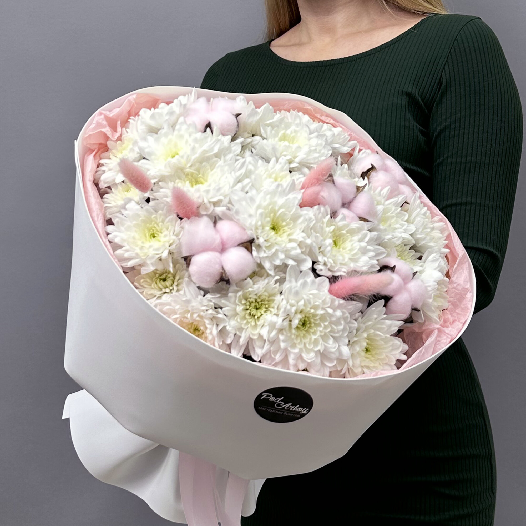 Авторский букет "Зефирный крем", кустовая хризантема, хлопок, размер М