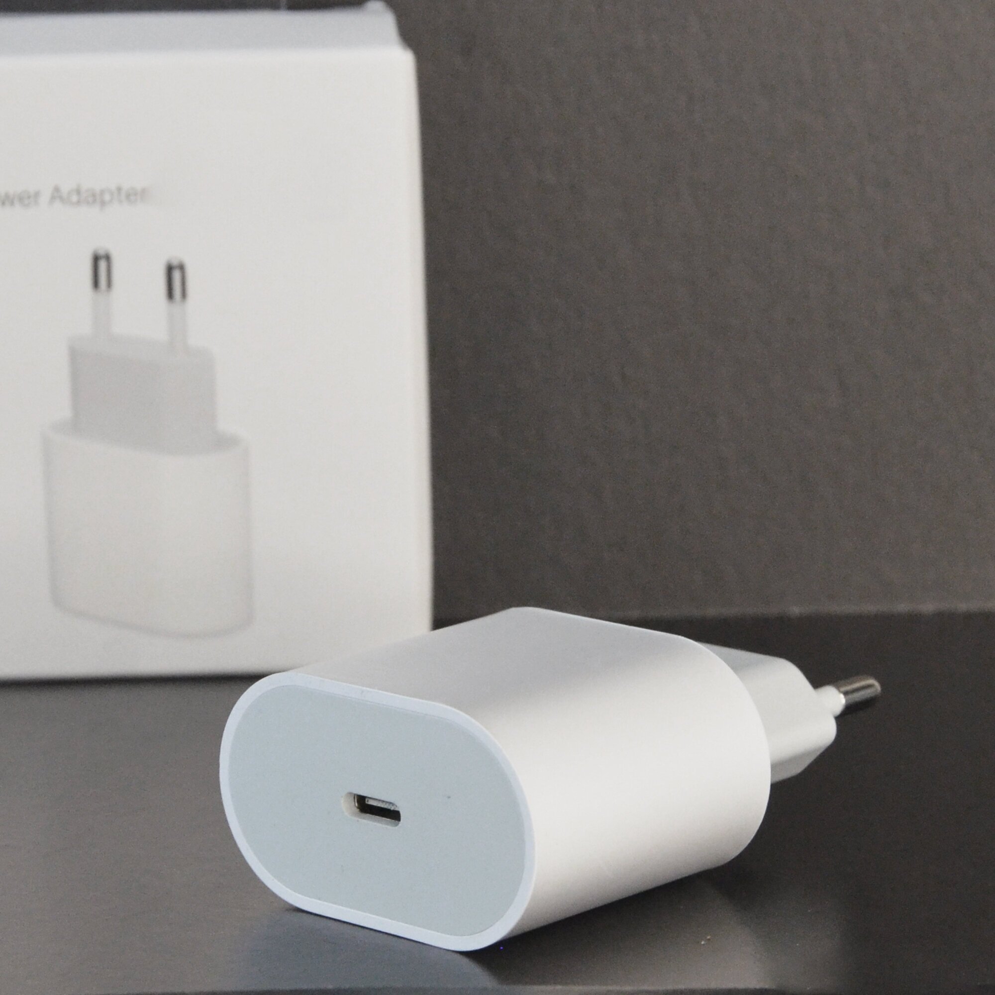 Адаптер 20W для iPhone iPad AirPods USB-C Type C зарядка для телефона белый