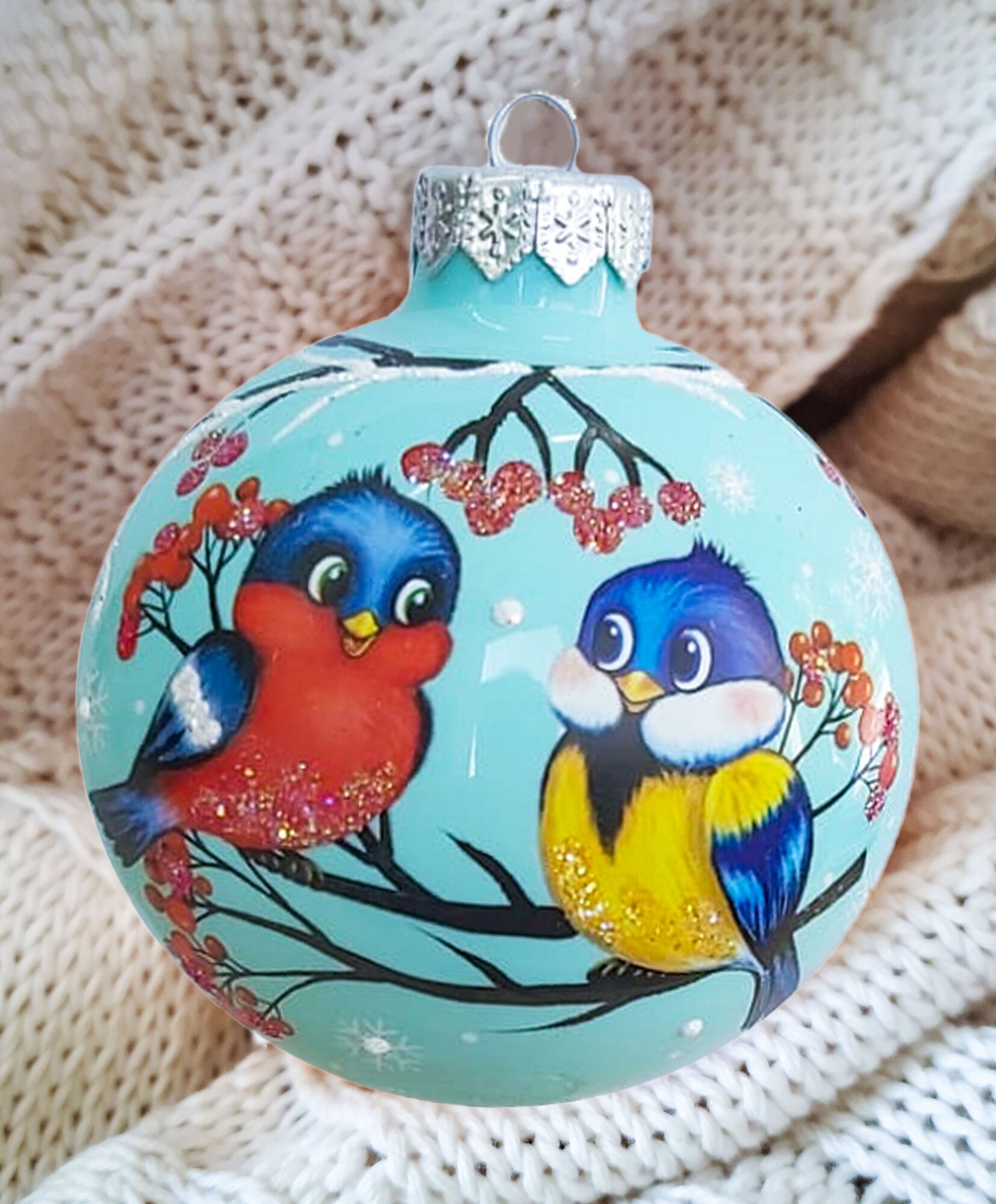 Елочный шар Коломеев Праздничные синичка и снегирь, голубой, 8 см