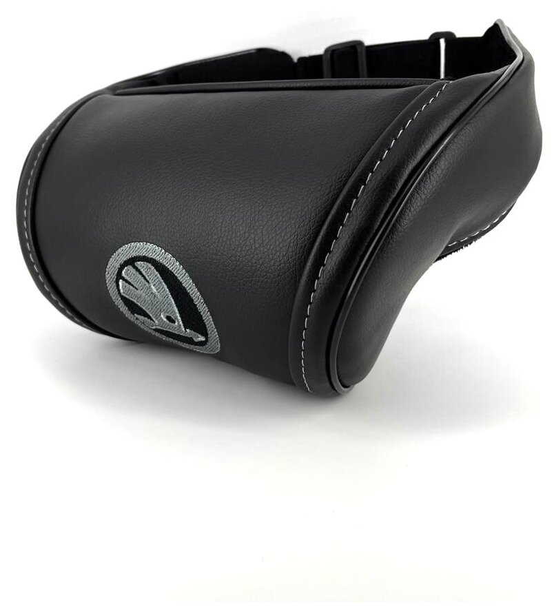 Черная автомобильная подушка под шею на подголовник с серой вышивкой для Skoda. Отличный подарок