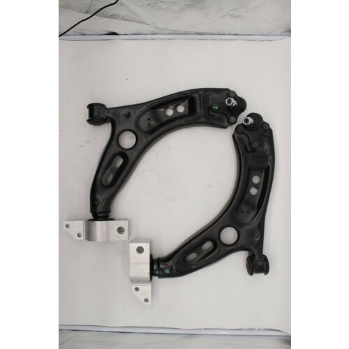 Комплект нижних рычагов передней подвески VOLKSWAGEN Golf Jetta SKODA Yeti Superb SEAT Leon 12132₽