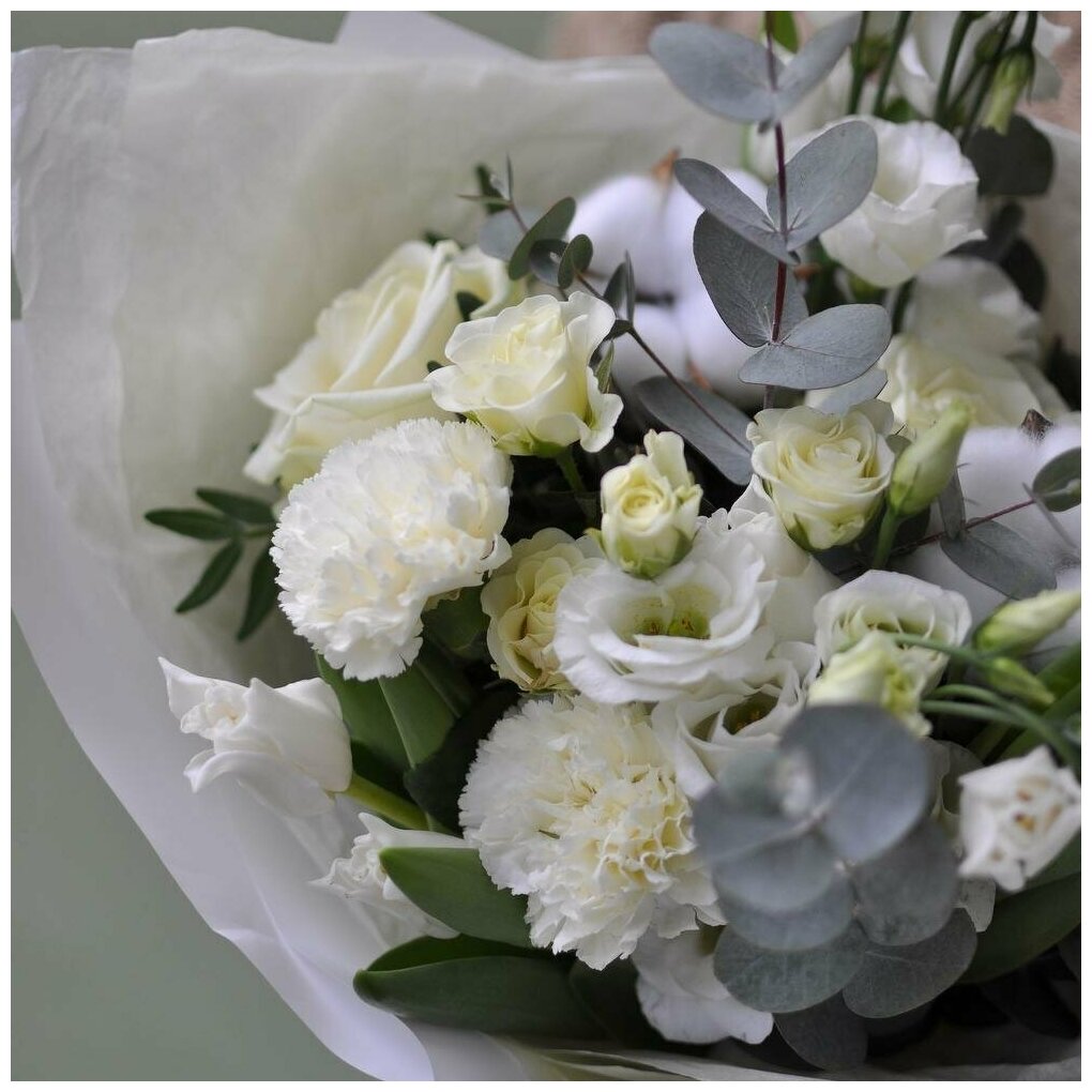 Авторский букет белый "Чистые чувства " с белыми розами и тюльпанами