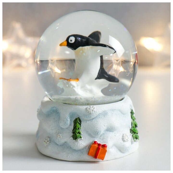 Сувенир полистоун водяной шар "Пингвин на снегу" 7х6,7х8,8 см (6шт.)