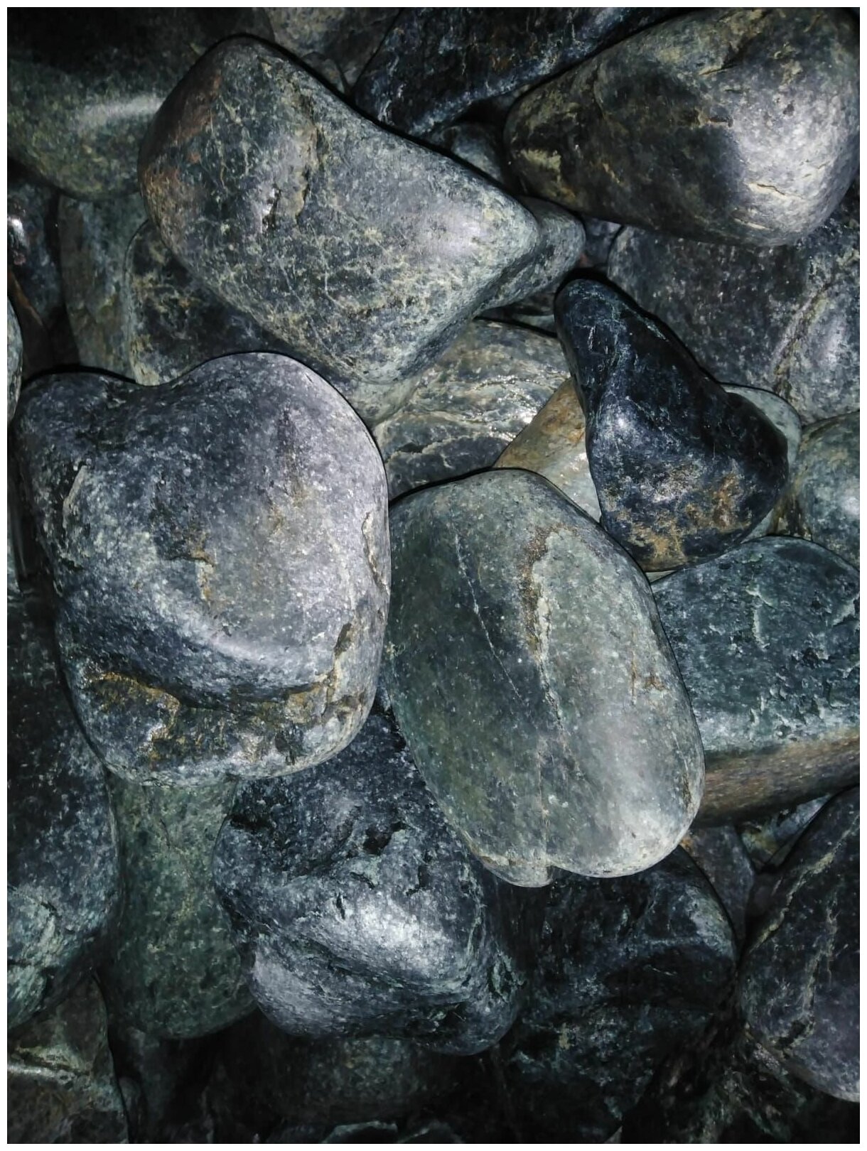 Нефрит шлифованный (тёмно-болотный) ЖадеБест средняя фракция 8-14 см для бани и сауны 10 кг в экологичной упаковке