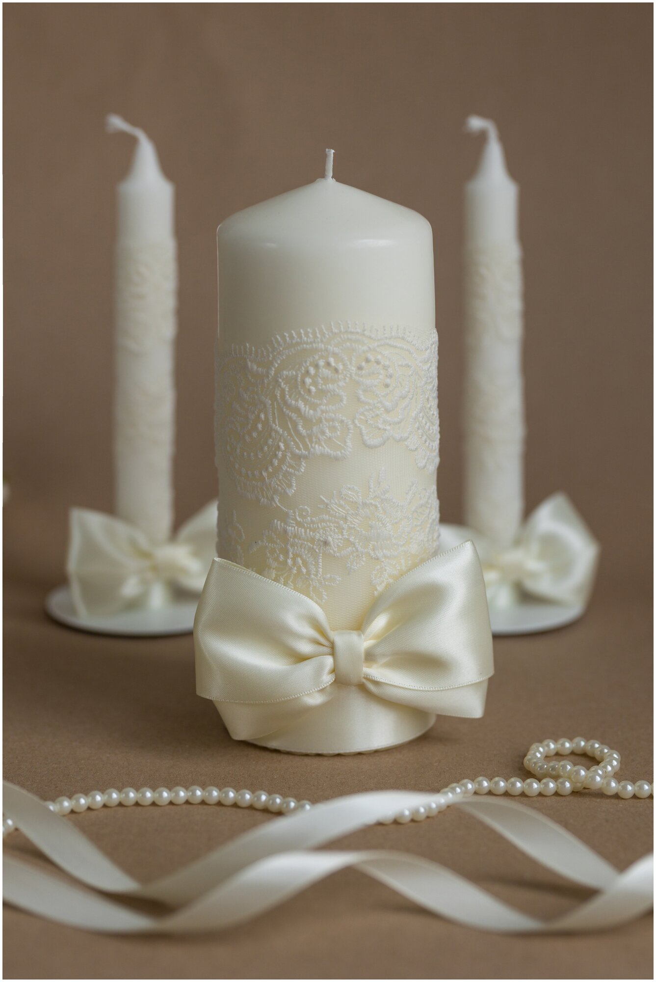 Набор элегантных интерьерных свечей для домашнего очага на свадьбу "Бретань айвори" с атласными бантами и нежным кружевом айвори