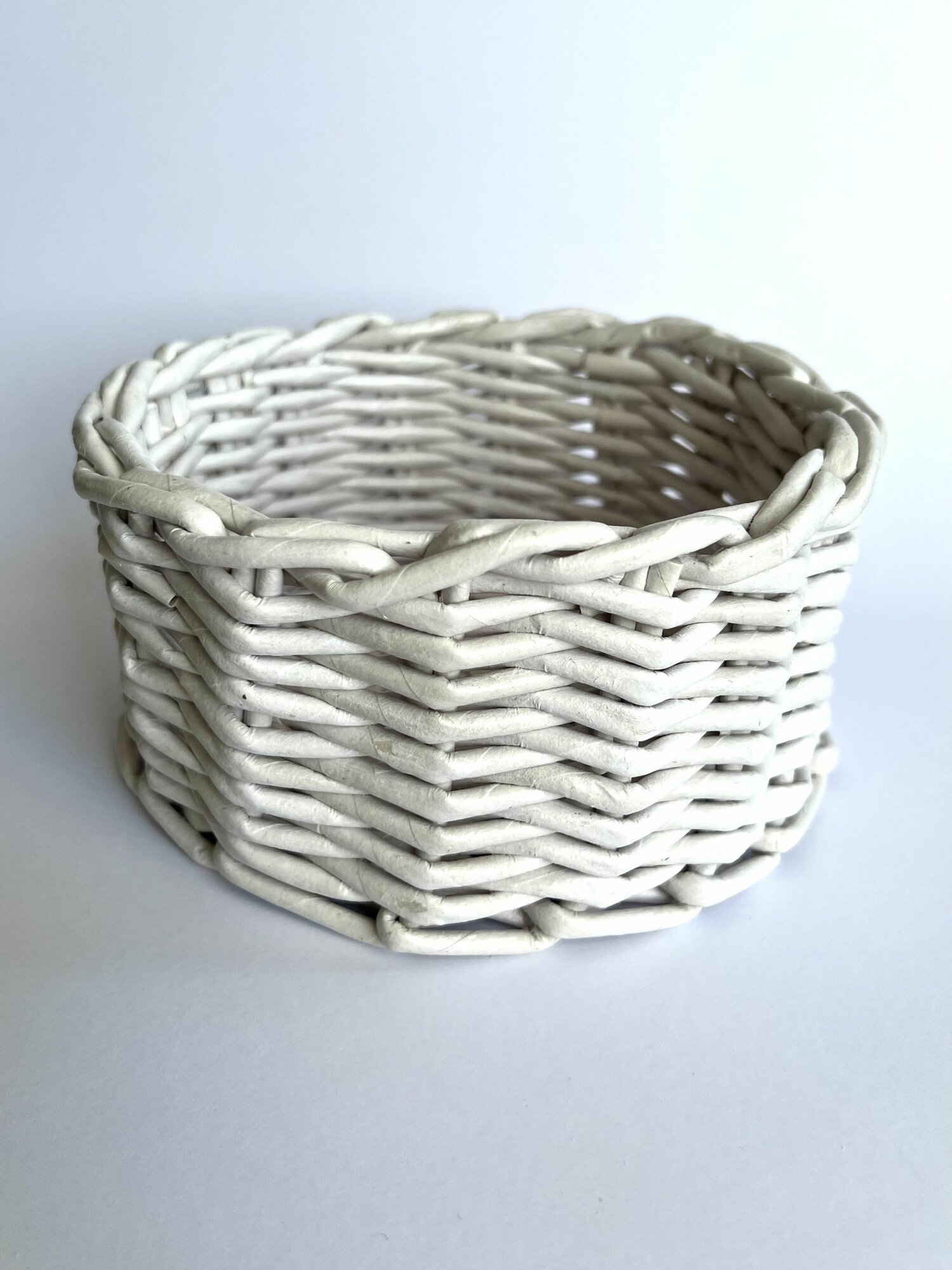 Корзинка плетеная из бумажной лозы для хранения, декора - фотография № 1