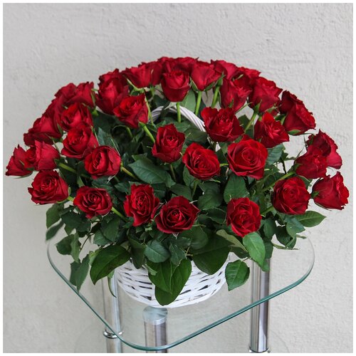 Цветы живые букет из 51 красной розы в плетеной корзине