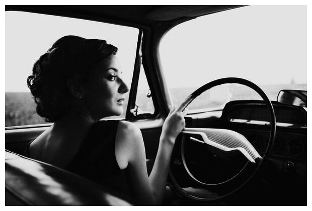Постер на холсте Девушка за рулем автомобиля (The girl behind the wheel of a car) 60см. x 40см.