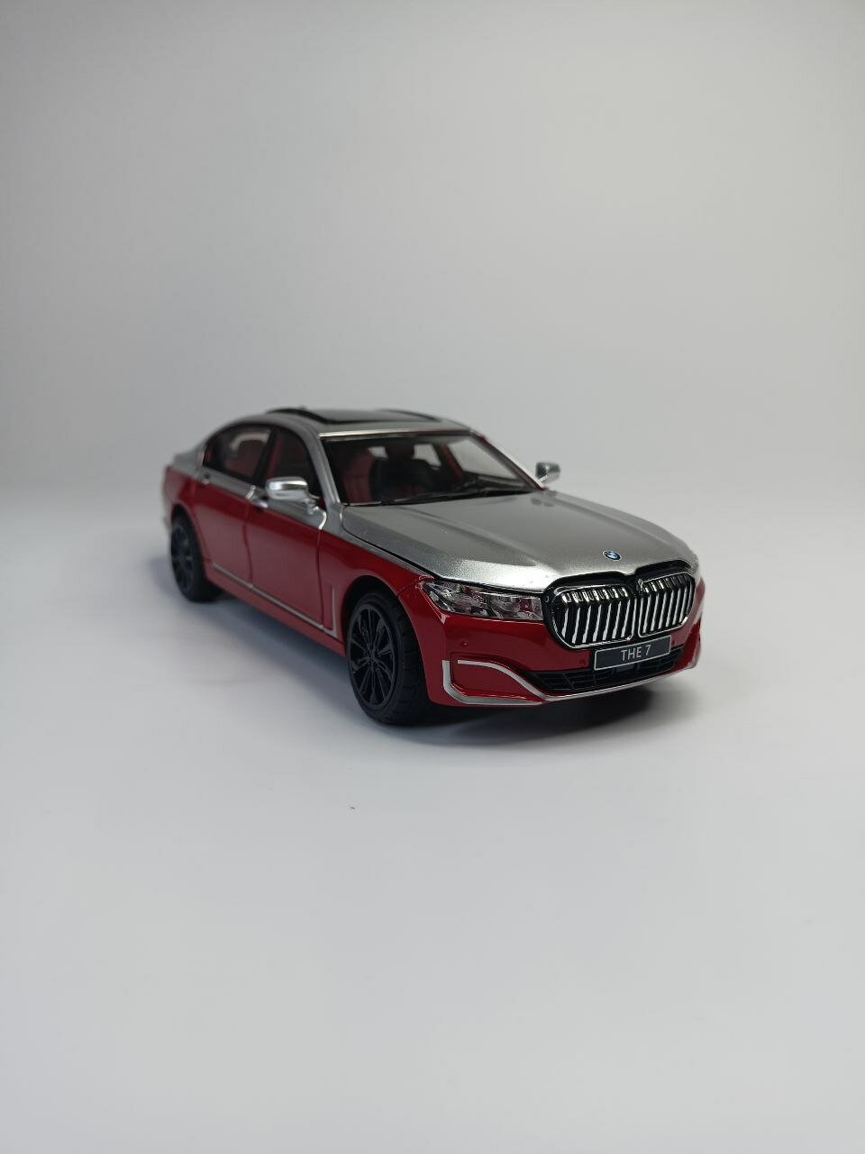 Модель автомобиля BMW M7 коллекционная металлическая игрушка масштаб 1:24 серо-красный