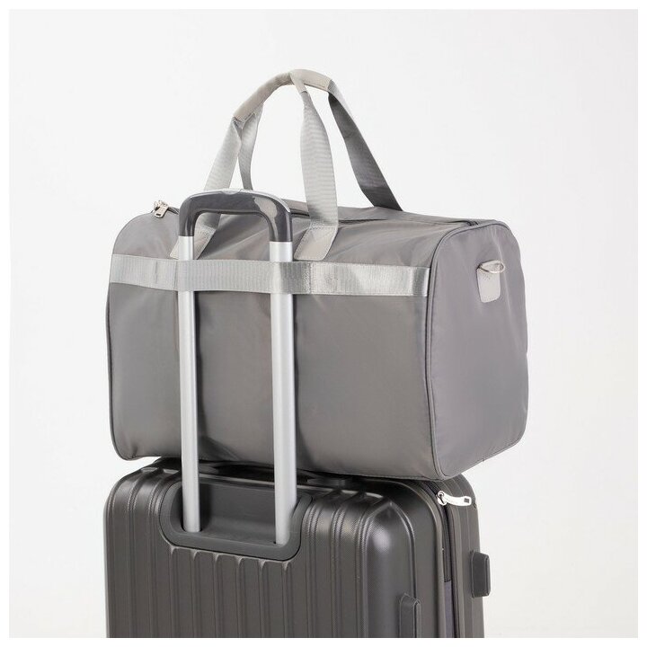 Сумка дорожная на молнии, наружный карман, длинный ремень, держатель для чемодана, цвет серый - фотография № 7