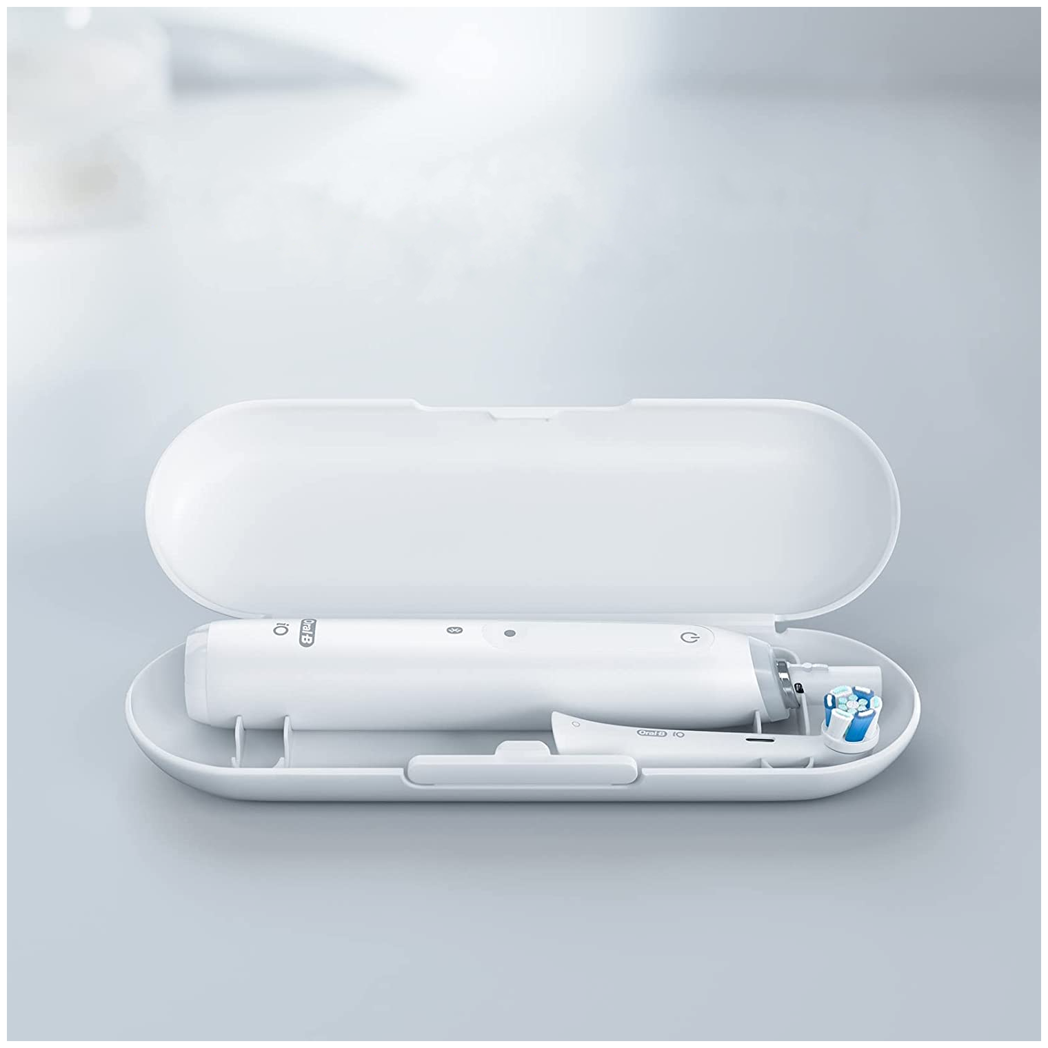 Электрическая зубная щетка IO4 WHITE + TRAVEL CASE ORAL-B