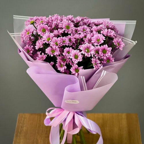 Изображение товара Букет из 11 фиолетовых хризантем сантини в стильной упаковке. «365 Поводов» - живые цветы с доставкой