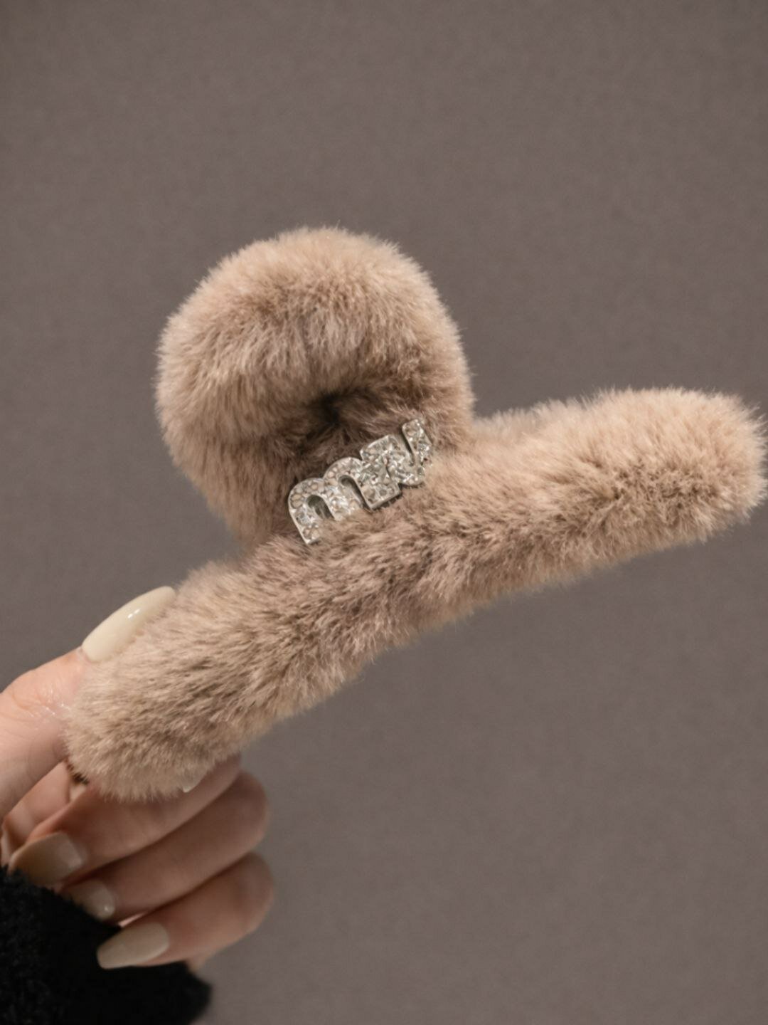 Меховая заколка для волос с буквенным украшением — фото 1