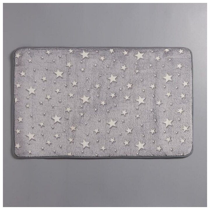 Коврик для ванной светящийся в темноте Доляна «Светящиеся звёзды», 50×80 см, цвет серый, рисунок микс