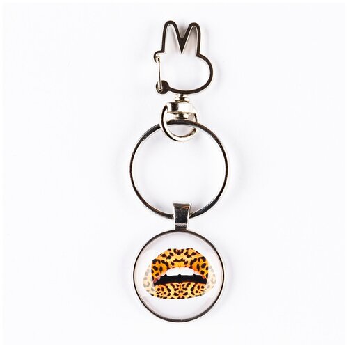 фото Брелок darifly серебристый с небольшим карабином в виде ушей кролика, большим кольцом для ключей и круглым рисунком "стильные губы с помадой с хищным принтом шкуры леопарда"