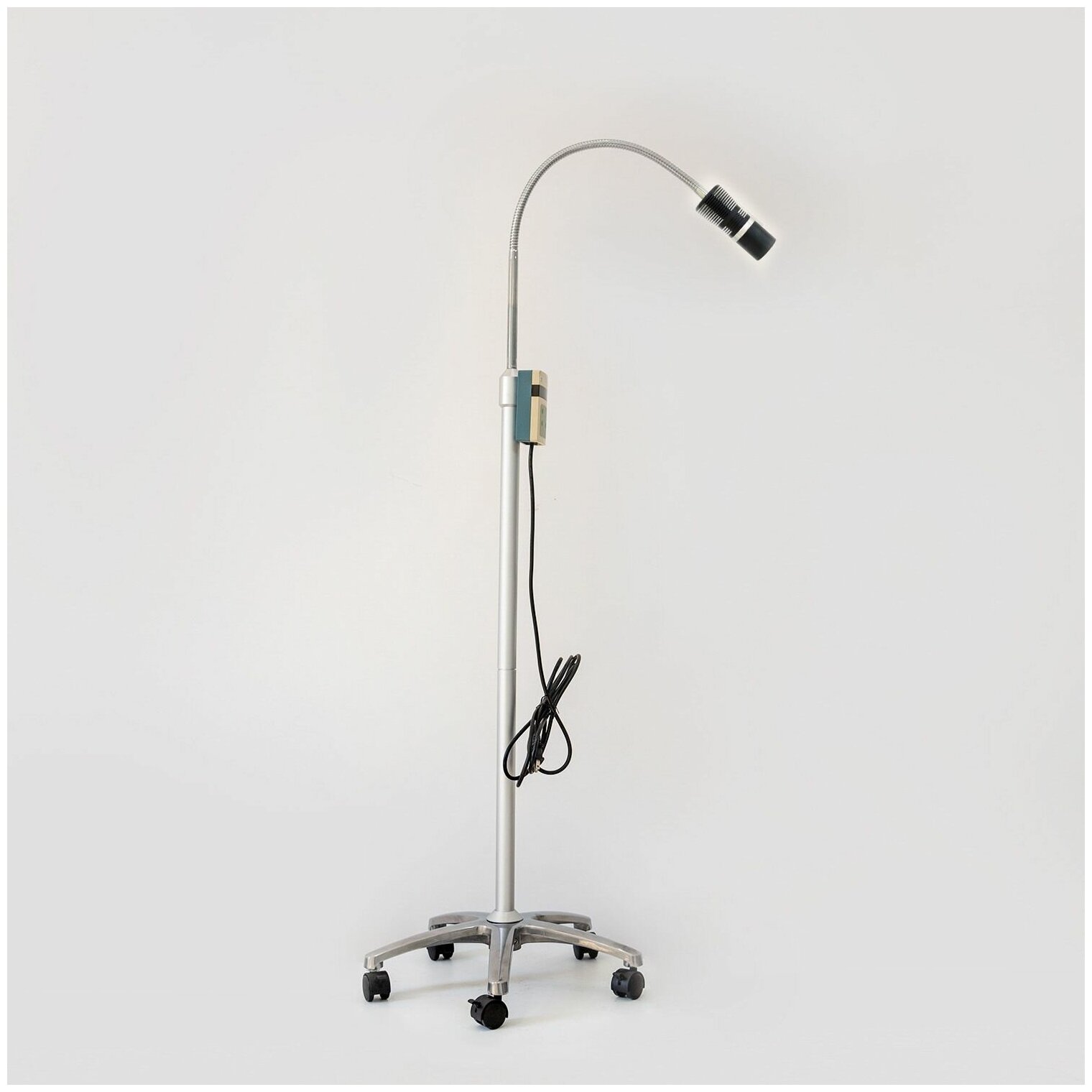 Светильник медицинский МедиКо-1-ЛЕД напольный передвижной светодиодный хирургический