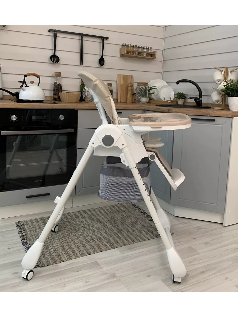 Стульчик для кормления ребенка Bella Baby складной бежевый на колесах с чехлом из экокожи — фото 1