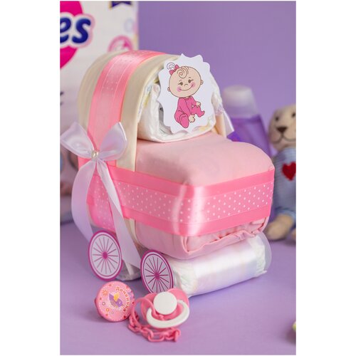 фото Подарочный набор из подгузников и детской одежды "коляска для девочки" на выписку из роддома, с декором в розовой гамме и белым атласным бантом свадебная мечта