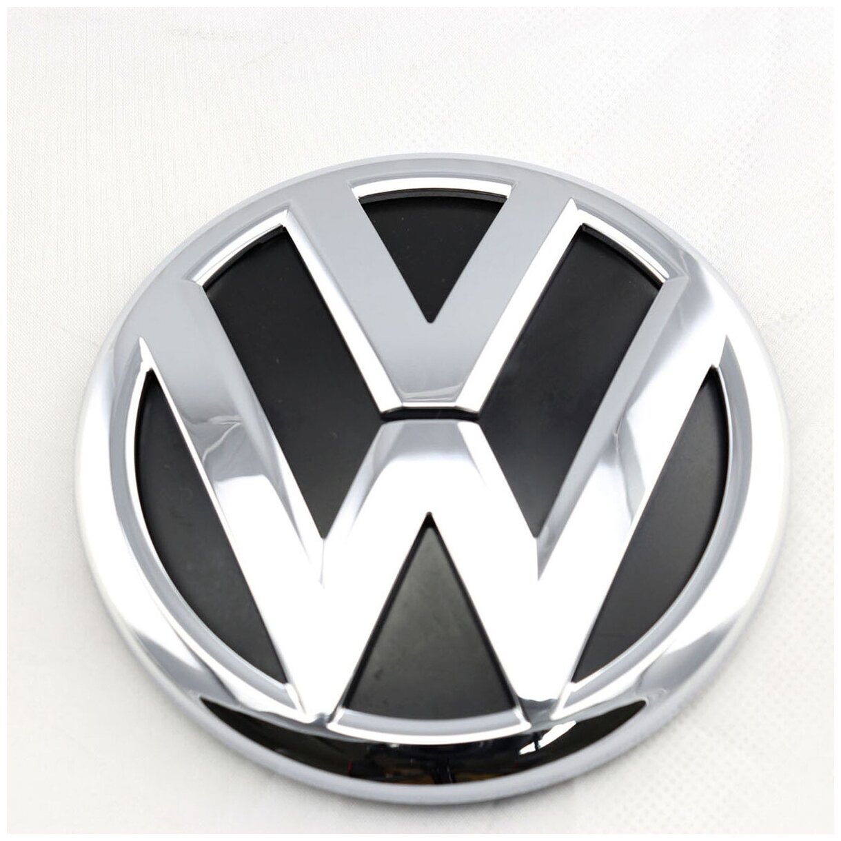 Эмблема на крышку багажника задняя Volkswagen Polo (Фольксваген Поло) Диаметр 10 см.