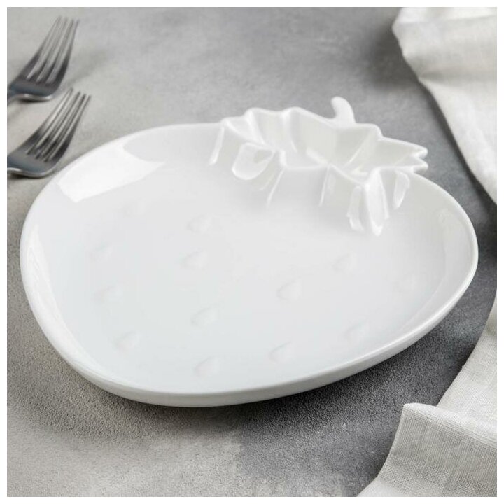 Блюдо фарфоровое с соусником Magistro «Бланш. Клубника», d=25 см, цвет белый - фотография № 2