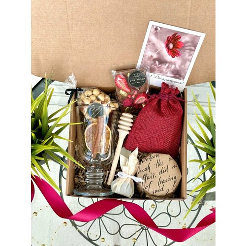 Подарочный набор с Бельгийским шоколадом ручной работы, бокалом и смесью для глинтвейна, лавандовым медом и орешками /Подарочный набор La Moon /Подарок на День Рождения