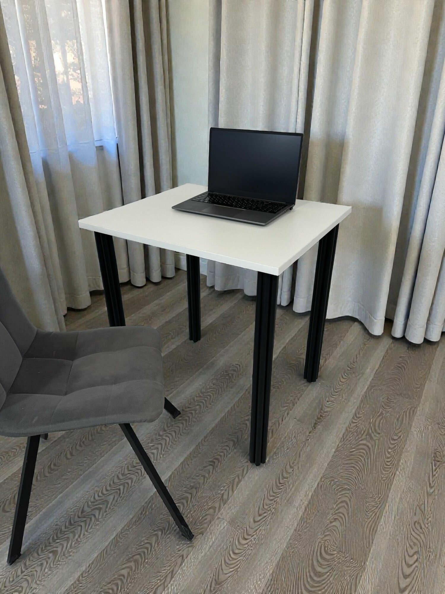 Стол дизайнерский компьютерный/ цвет столешницы Белый, 70*60 см. Ножки черные.