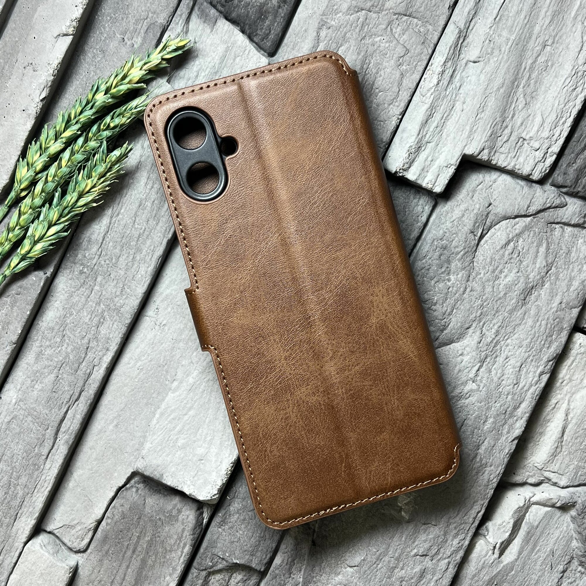 Чехол книжка для Samsung Galaxy A06 / Samsung A06 c хлястиком / Самсунг Галакси А06 с функцией подставки, коричневый — фото 1