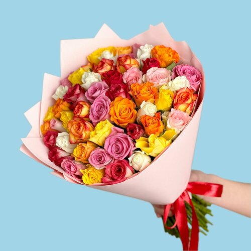Букет живых цветов из 51 розы микс 40 см в пленке с доставкой