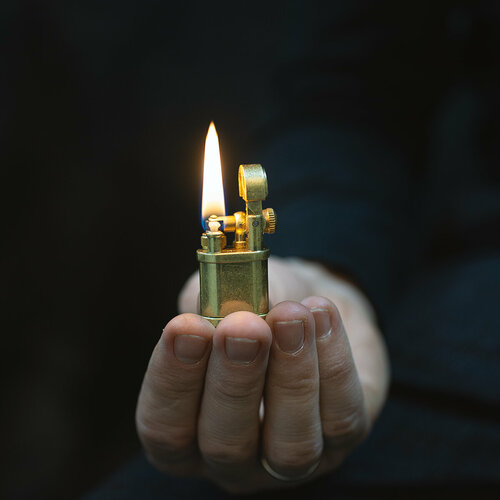 Винтажная бензиновая зажигалка Мал золотник да дорог 1600₽