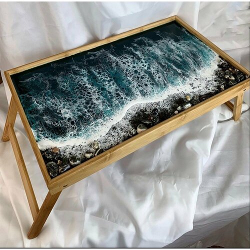 Столик-поднос с декором из эпоксидной смолы