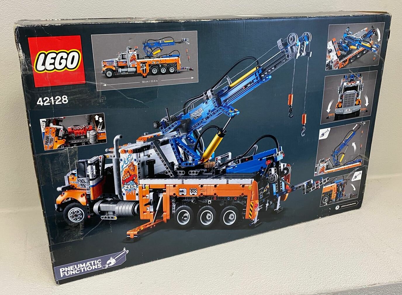 Конструктор LEGO Technic 42128 Грузовой эвакуатор — фото 1