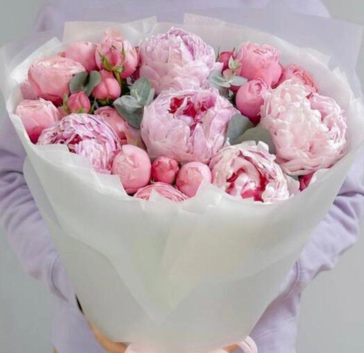 Букет розовые пионы Сара Бернар кустовые пионовидные розы Сильва Пинк и ароматный эвкалипт