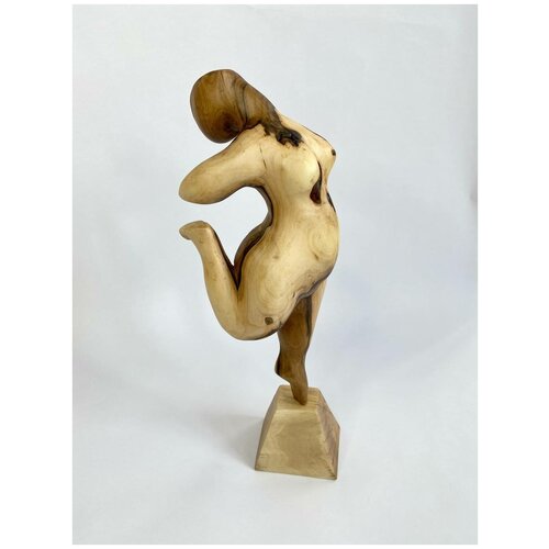 Декоративная статуэтка из натуральной древесины грецкого ореха 