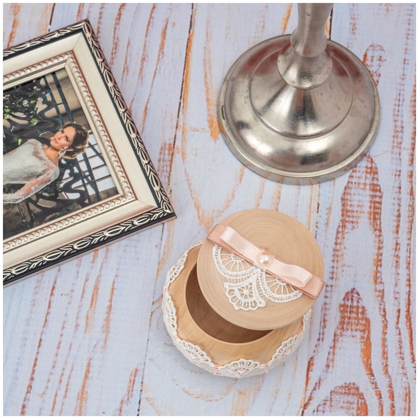 Большая деревянная солонка для каравая "Персиковая свадьба" с белым кружевом, жемчугом и светлым розовым бантом из атласа