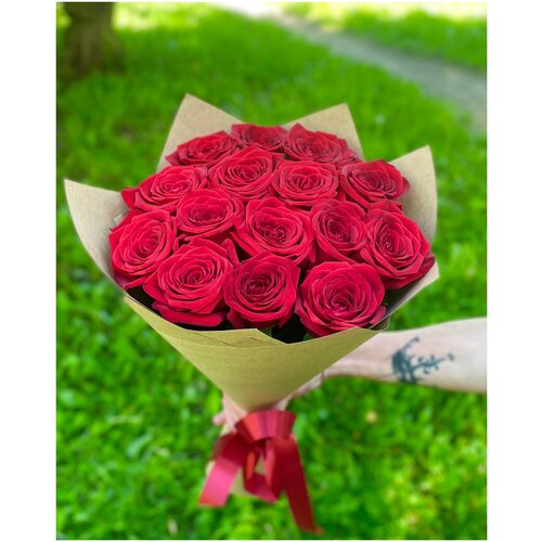 Букет из 15 красных роз в упаковке