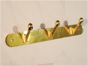 Вешалка " рядная" 3 крючка на металлической планке ( цвет " золото" ). L= 260мм.