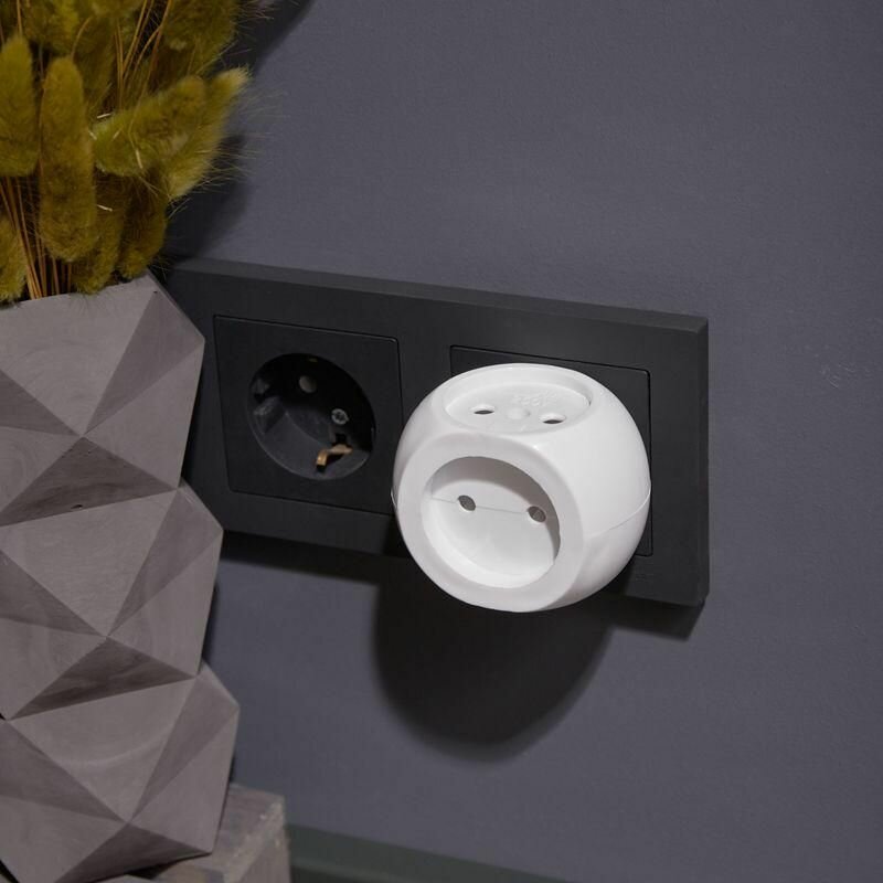 Разветвитель 3-м 6А IP20 Шар 220В бел. Rexant 11-1063 — фото 1