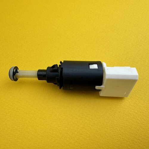 Датчик включения стоп-сигнала 8200168238. Для Лада Ларгус Гранта Калина Приора Нива 4х4 Веста. Рено Меган 2