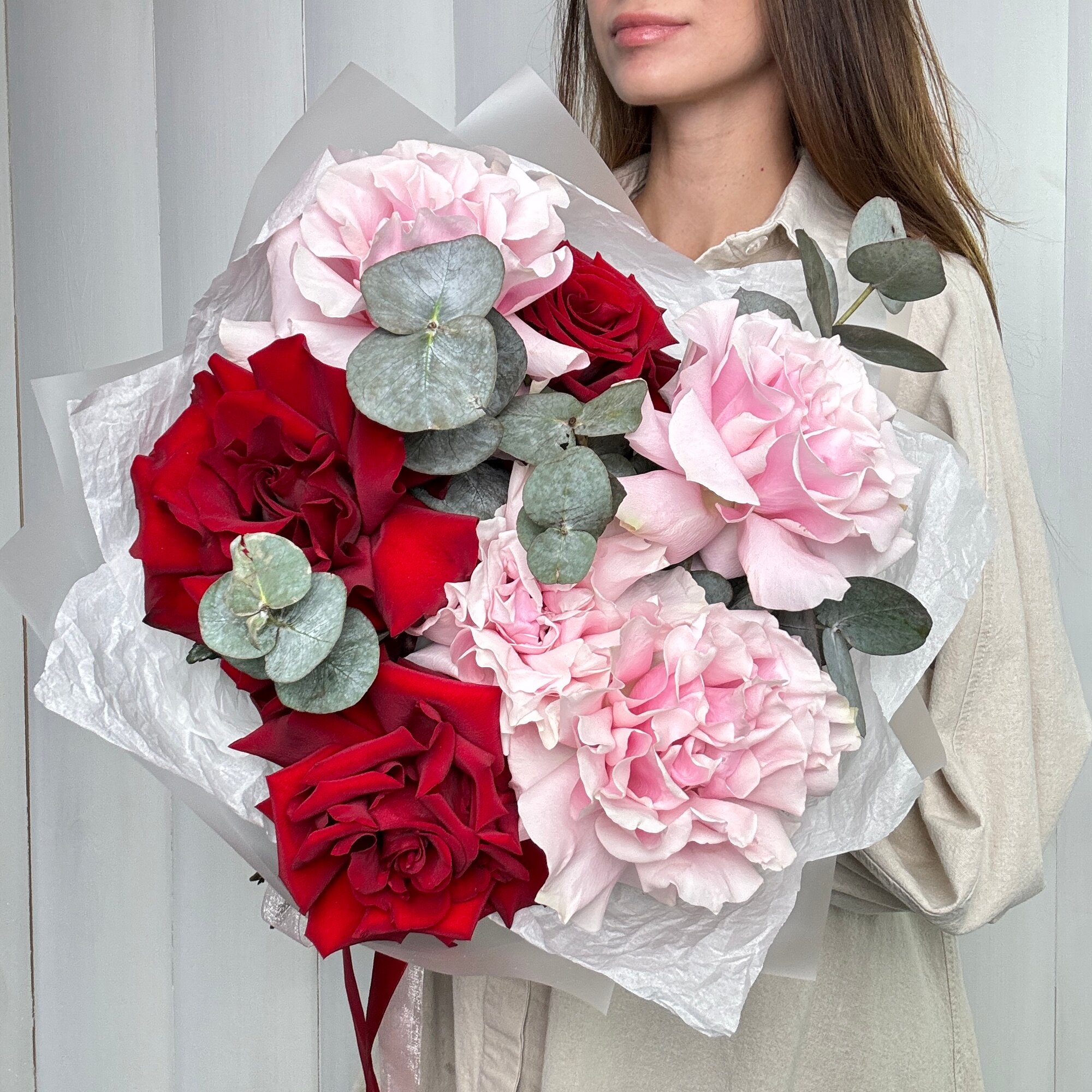 Букет французских красных и розовых роз с эвкалиптом в упаковке Ver flowers