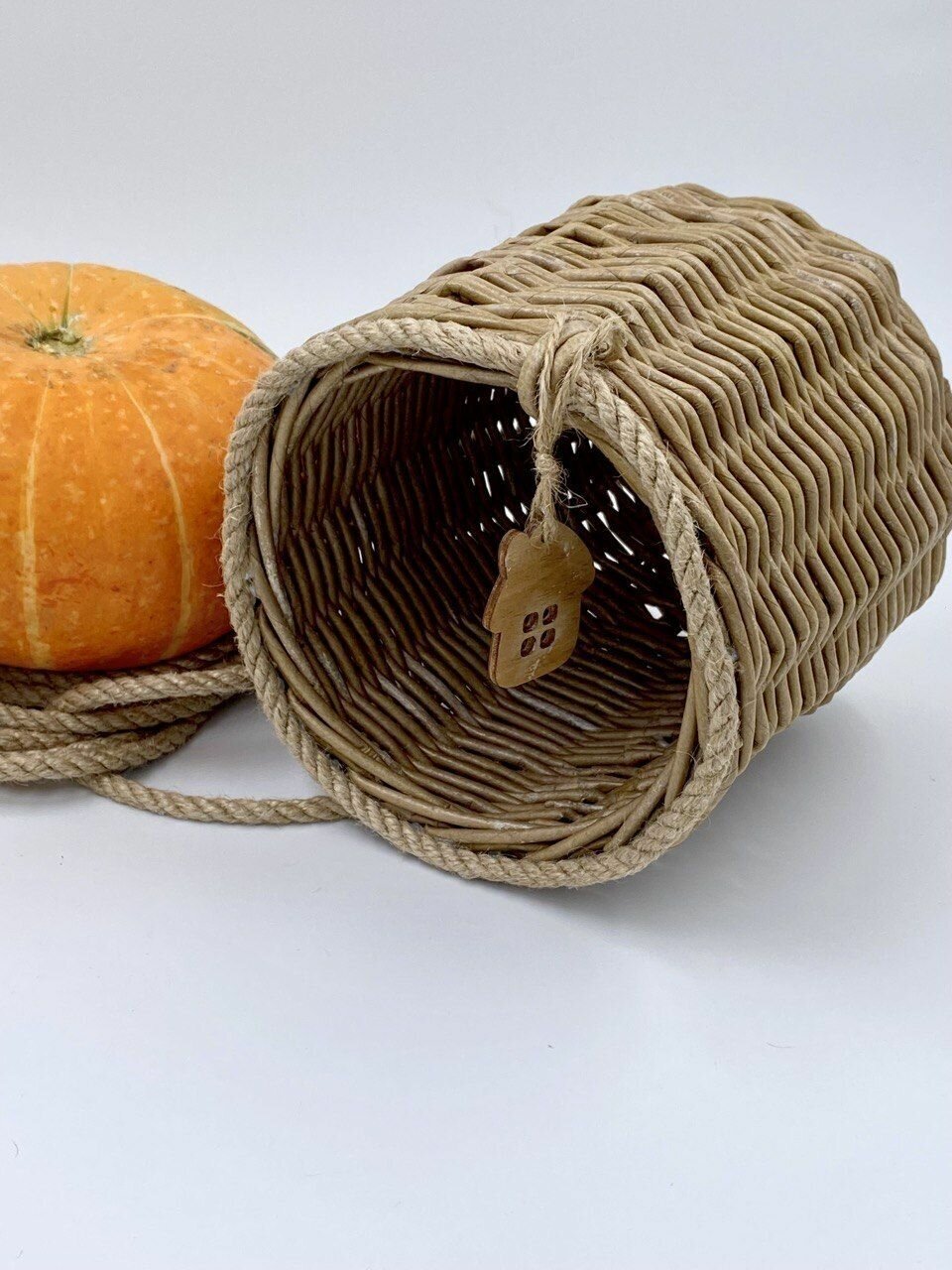 Корзинка плетеная кашпо из бумажной лозы для хранения, декора - фотография № 4