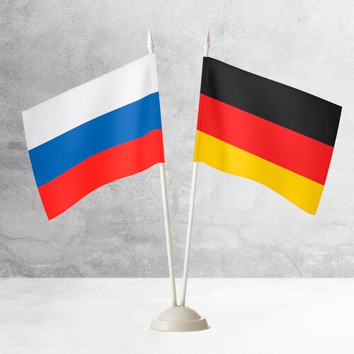 Настольные флаги России и Германии на пластиковой белой подставке