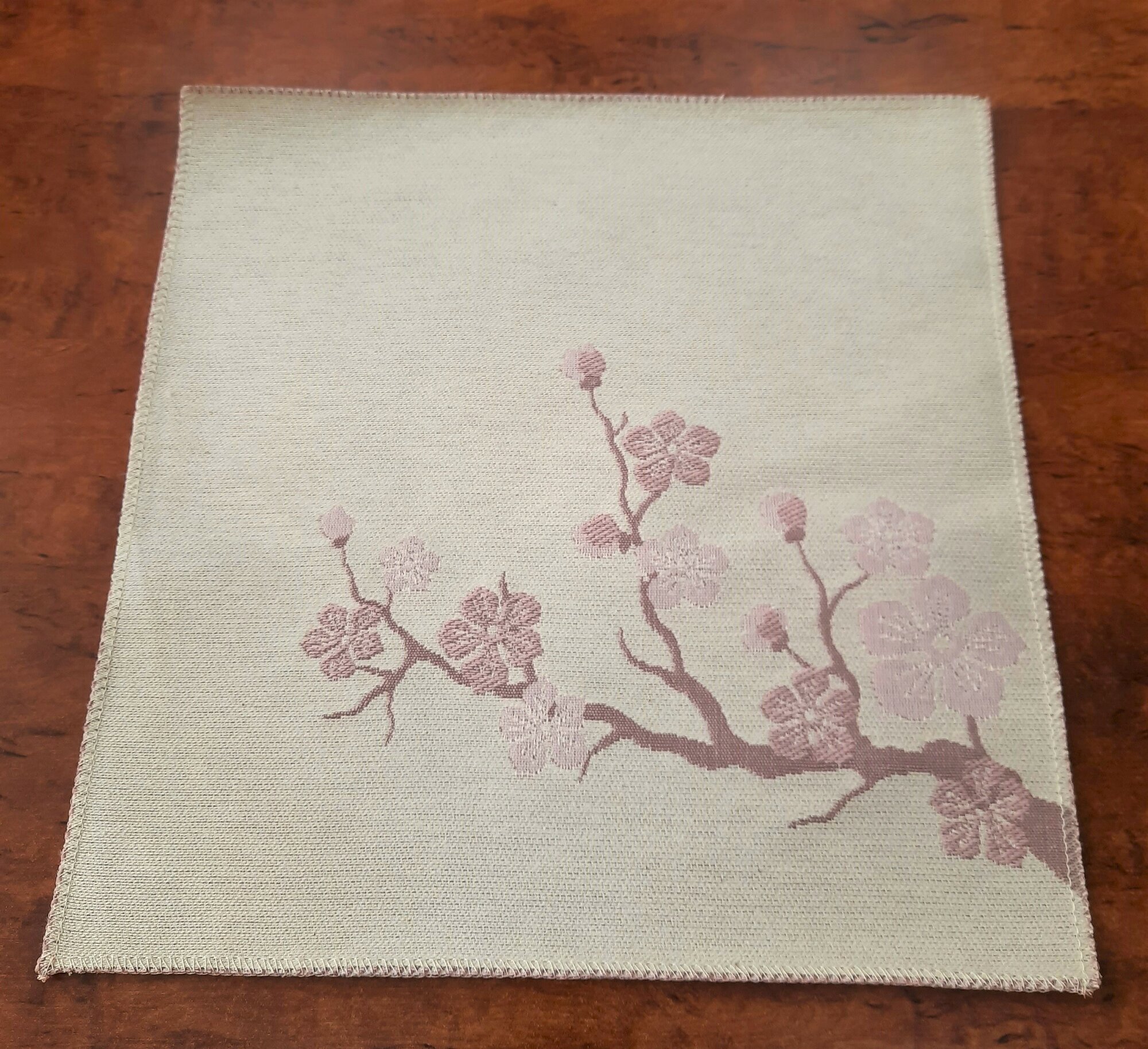 фото Салфетка декоративная из гобелена 32х32 Весна с сакурой