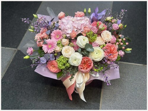 Изображение товара Композиция wowflo "Wow!", розы, гортензия и др. цветы, высота букета 25 см