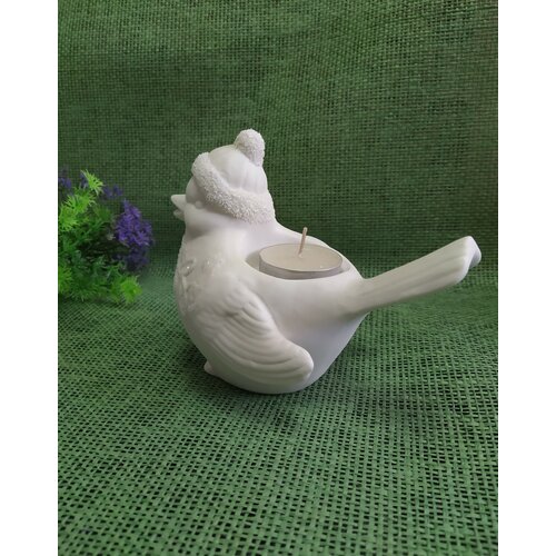 Птица белая-подсвечник снегирь.