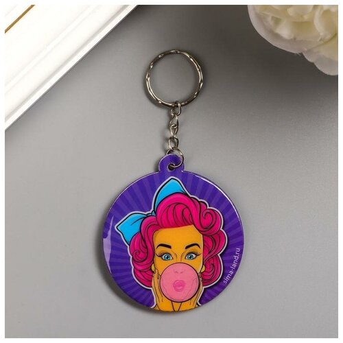 фото Брелок пластик "девушка с жевательной резинкой" мягкий, круглый 5,4х5,4 см no name