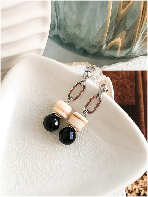 Серьги с подвесками ELENA MINAKOVA Jewelry Design, бижутерный сплав, родирование, ракушка, оникс, бежевый, серебряный