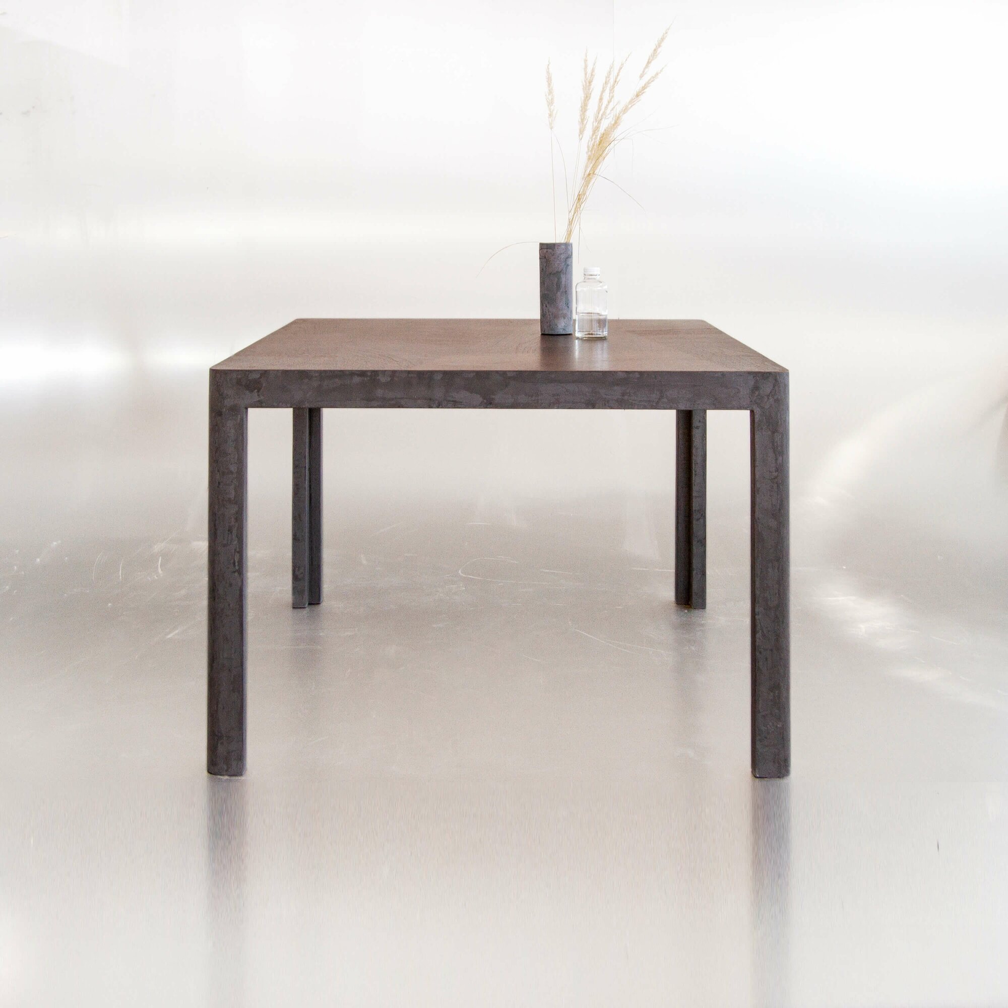 Обеденный стол+PLY+MONOLIT_T+110x110х76 см, бетон и темный орех