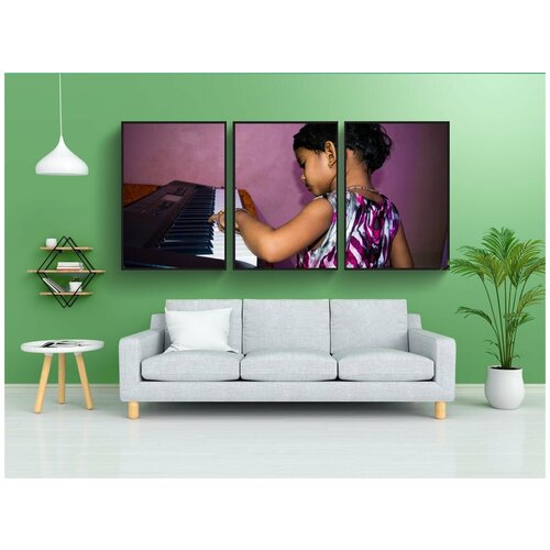 фото Набор модулных постеров для интерьера "милая девушка играет на пианино, малышка, пианино" 60x90 см. в тубусе, без рамки lotsprints